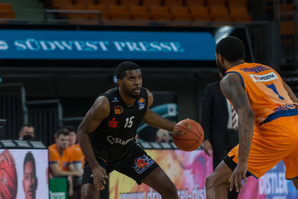 他瞄准了 他瞄准了